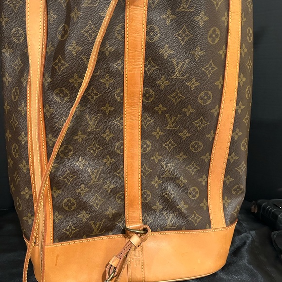 Louis Vuitton Monogram
Randonnee GM Drawstring
Bucket Sling Bag EUC …COA - Picture 4 of 15